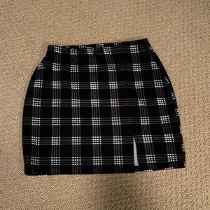 Medium: black and white olaid miniskirt. Slit on left leg!